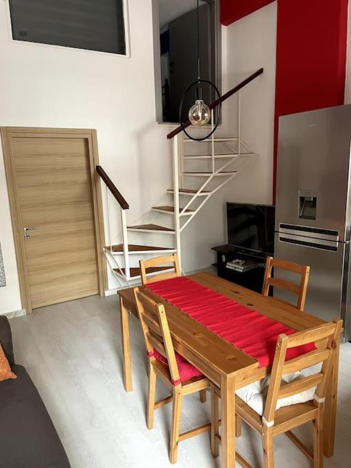 Comfy Apartment With Low Ceiling Attic Athén Kültér fotó